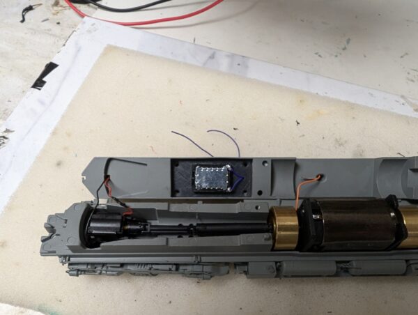 Speaker driver/enclosure for ScaleTrains locomotives with a 4 screw mounting - Image 2